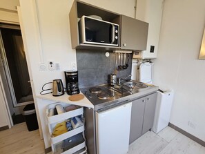 Kjøleskap, mikrobølgeovn og kjøkkenutstyr