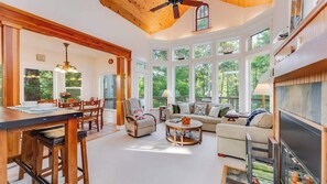 Smart TV, chimenea y oficina 