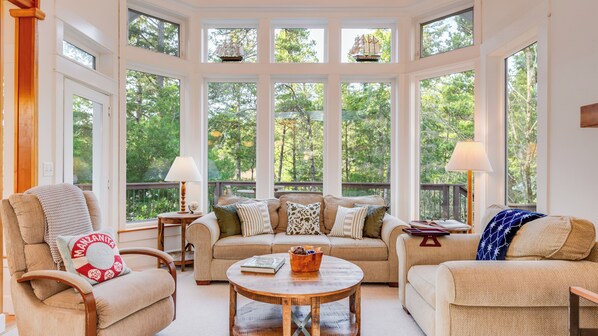 Smart TV, fireplace, books, offices