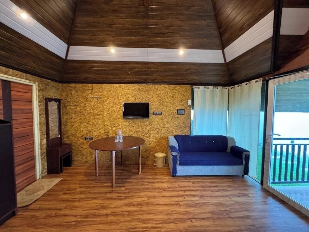 Deluxe Room | Desk, iron/ironing board, rollaway beds, free WiFi