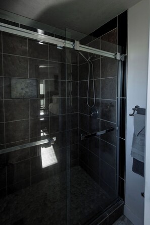 Dusche, Haartrockner, Handtücher, Seife