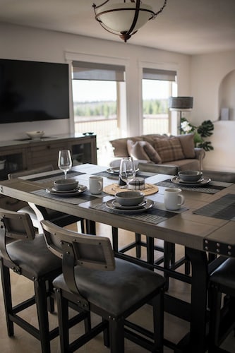 Peaceful Private Home, 7 mins from town. With all the essentials for relaxation