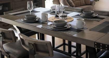 Peaceful Private Home, 7 mins from town. With all the essentials for relaxation