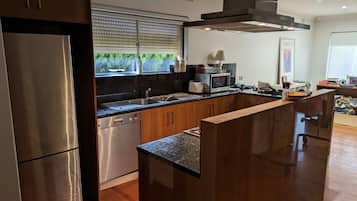Microondas, placa de cocina, lavavajillas, servilletas de papel