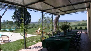 An outdoor covered dining area with a view of the countryside. - Villa sleeps 14 with private pool (Monteroni d'Arbia)