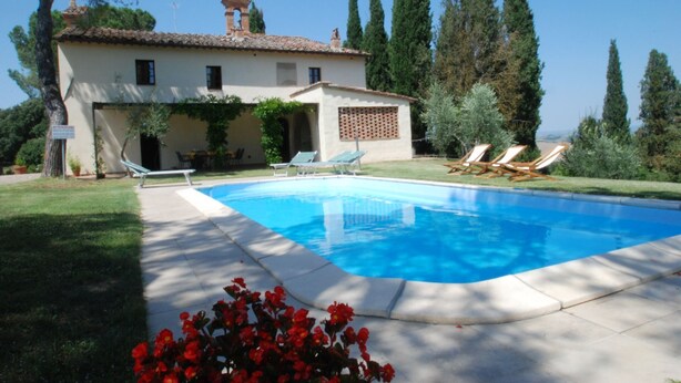 A swimming pool with lounge chairs, a house with a tiled roof, and a garden with trees. - Villa sleeps 14 with private pool (Monteroni d'Arbia)