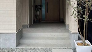 Entrada de un edificio con un amplio toldo que muestra el logotipo y el nombre "Mito Onomichi".