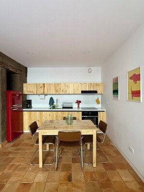 Fridge, microwave, oven, stovetop - Cozy, centricand styled 2-bedroom apartment in enchanting Cuenca (Cuenca)