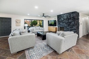 Smart-TV, Kamin, Arbeitsbereiche