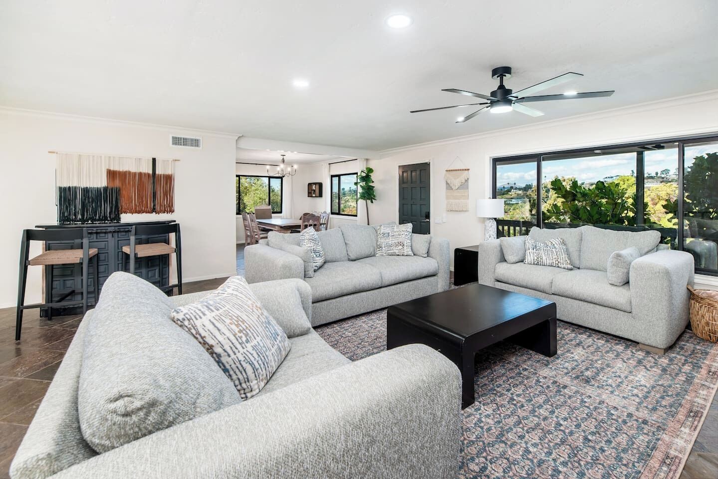 Smart TV, chimenea y oficina 