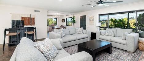 Smart TV, chimenea y oficina