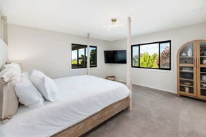 5 bedrooms, iron/ironing board, travel cot, WiFi - Spacious Oasis w/ Pool, Sauna, and Secret Arcade (La Mesa)