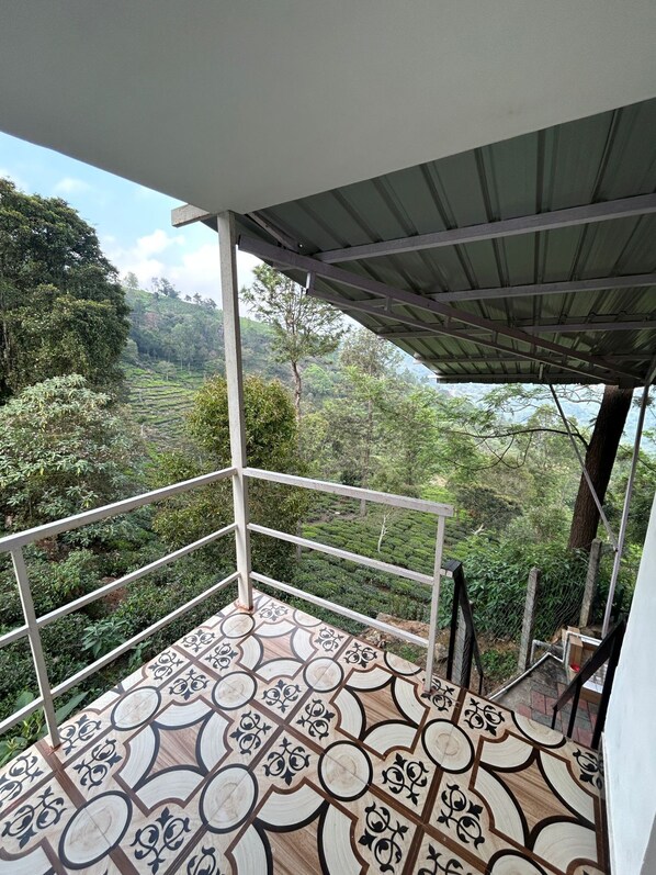 Habitación económica, 4 habitaciones | Balcón