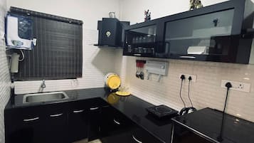 Habitación económica, 4 habitaciones | Cocina privada | Frigorífico y utensilios de cocina