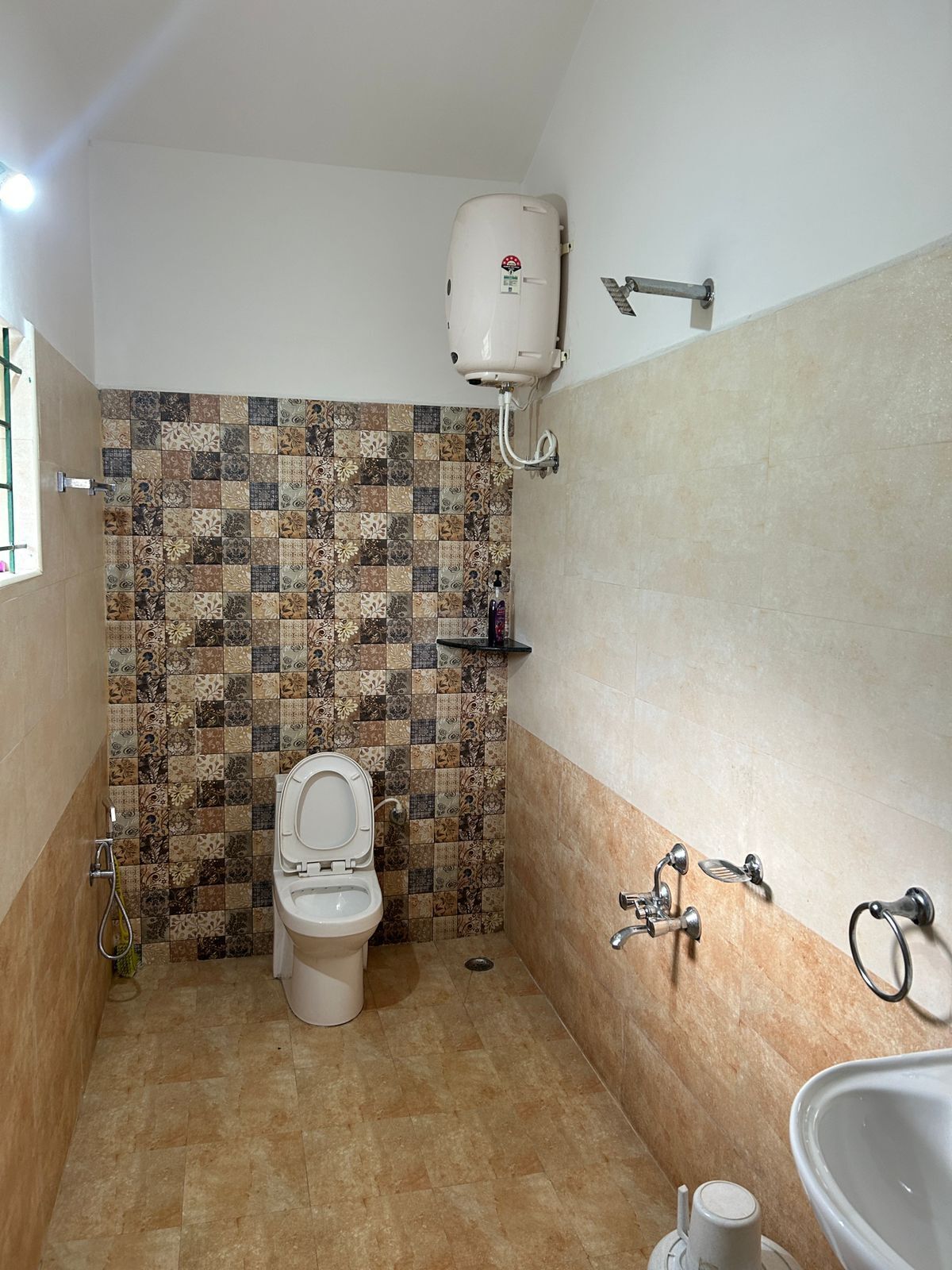 Ein Badezimmer mit Toilette, Dusche und Waschbecken.