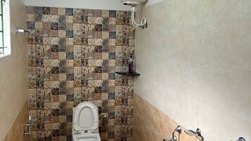 Ein Badezimmer mit Toilette, Dusche und Waschbecken.