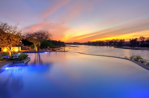 Piscina externa, guarda-sóis, espreguiçadeiras