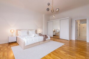 1 chambre, bureau, fer et planche à repasser, lit de bébé portatif