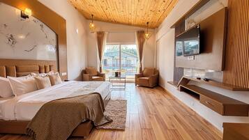 Premium Double Room | Individually decorated, desk, laptop workspace, soundproofing