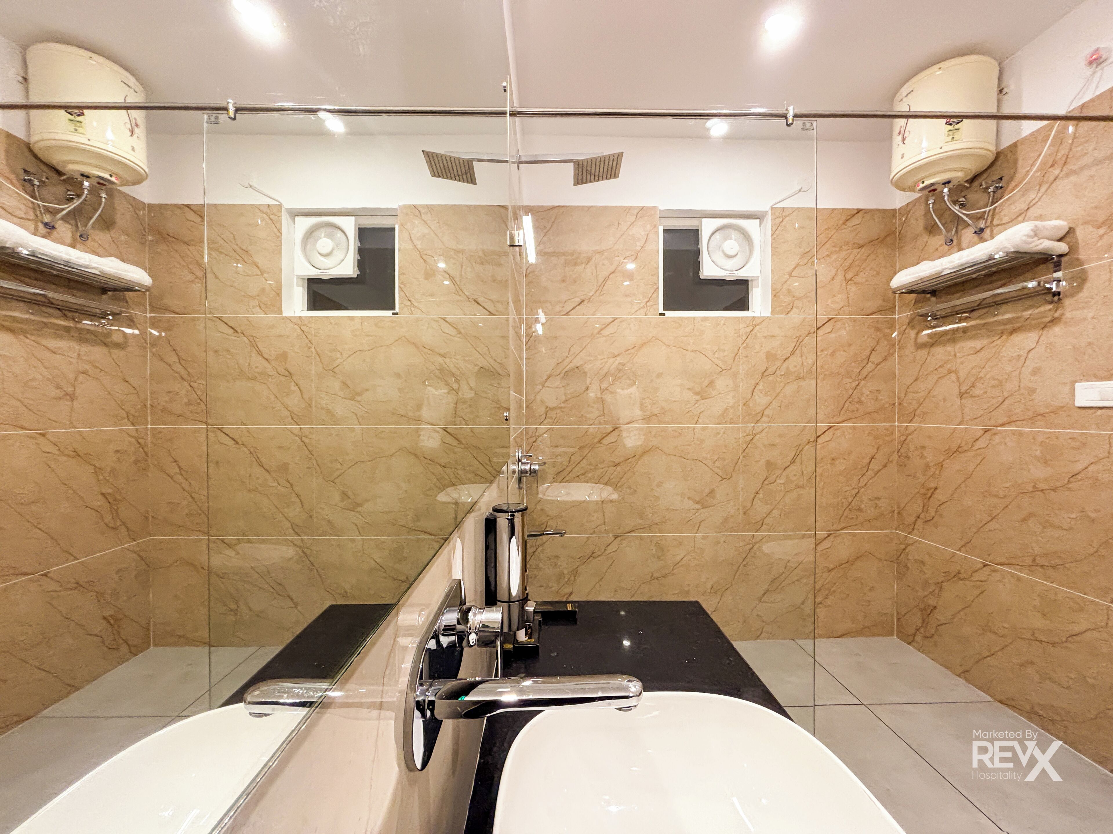 Ein modernes Badezimmer mit einer großen Badewanne, einer gläsernen Duschkabine und zwei Handtuchhaltern an der Wand.