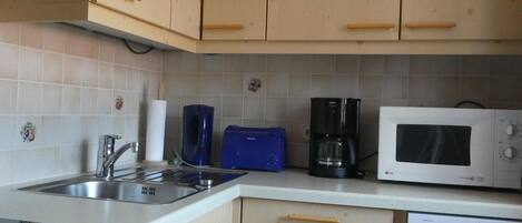 Fridge, microwave, dishwasher, coffee/tea maker