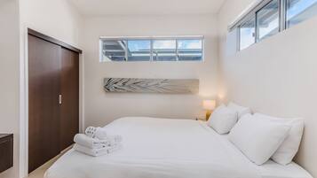 Luxury Apartment, 3 Bedrooms, Sea View, Oceanfront | 3 bedrooms, iron/ironing board, cots/infant beds, rollaway beds