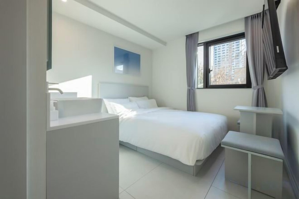 Premium bedding, desk, laptop workspace, free WiFi