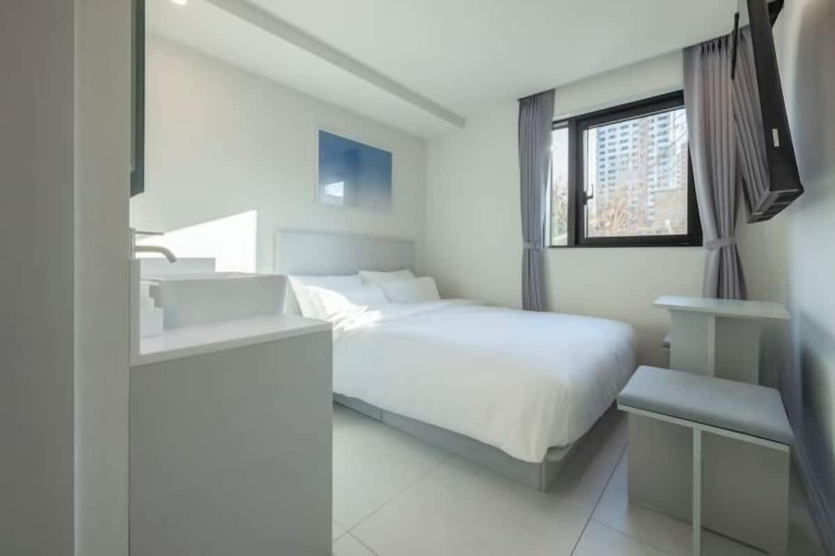 Ropa de cama de alta calidad y escritorio