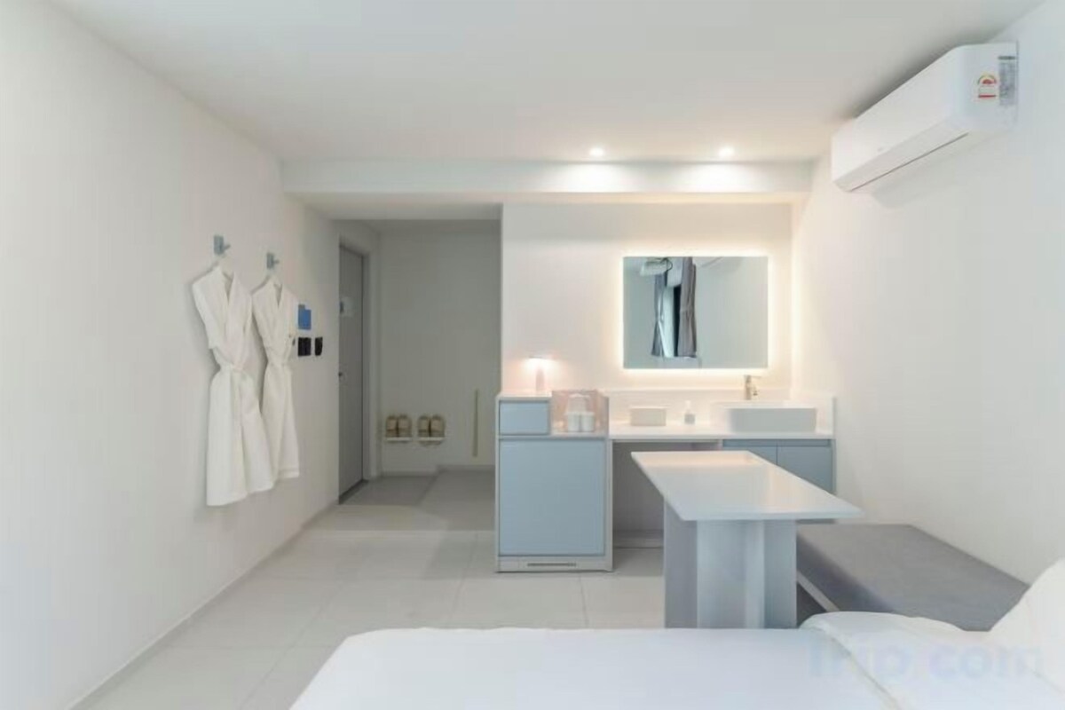 Premium bedding, desk, laptop workspace, WiFi (free)