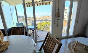 Interior - 3 Rooms 5 People (Roses)