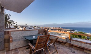 Outdoor dining - 2BR Playa de Hombre Home-surf & Seaviews (Telde)