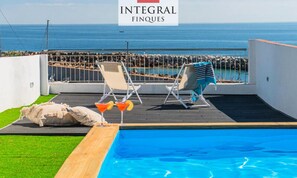 Een binnenzwembad en een buitenzwembad