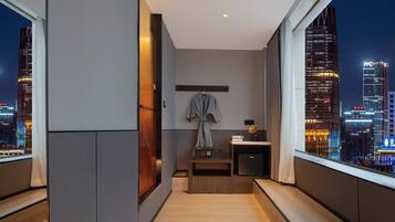 Superior-Doppelzimmer, Stadtblick | Daunenbettdecken, laptopgeeigneter Arbeitsplatz, Verdunkelungsvorhänge