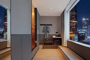 Habitación doble superior, vistas a la ciudad | Edredones de plumas y espacio para trabajar con un portátil