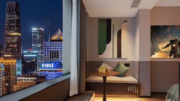 Habitación doble superior, vista a la ciudad | Edredón, espacio para trabajar con laptop y cortinas blackout