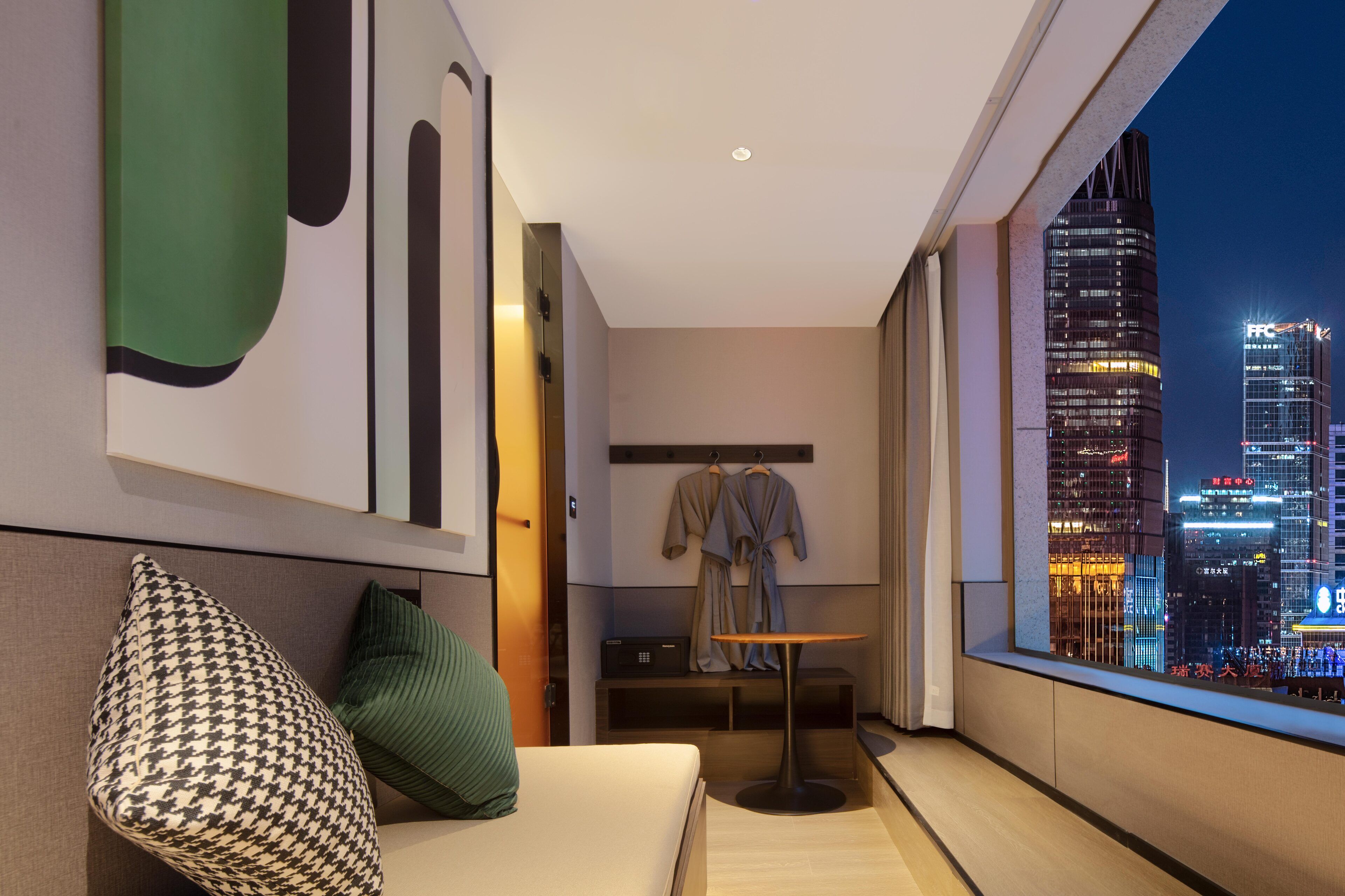 Luksus-dobbeltrom, byutsikt | Dundyner, skrivebord for bærbar PC, blendingsgardiner og lydisolert