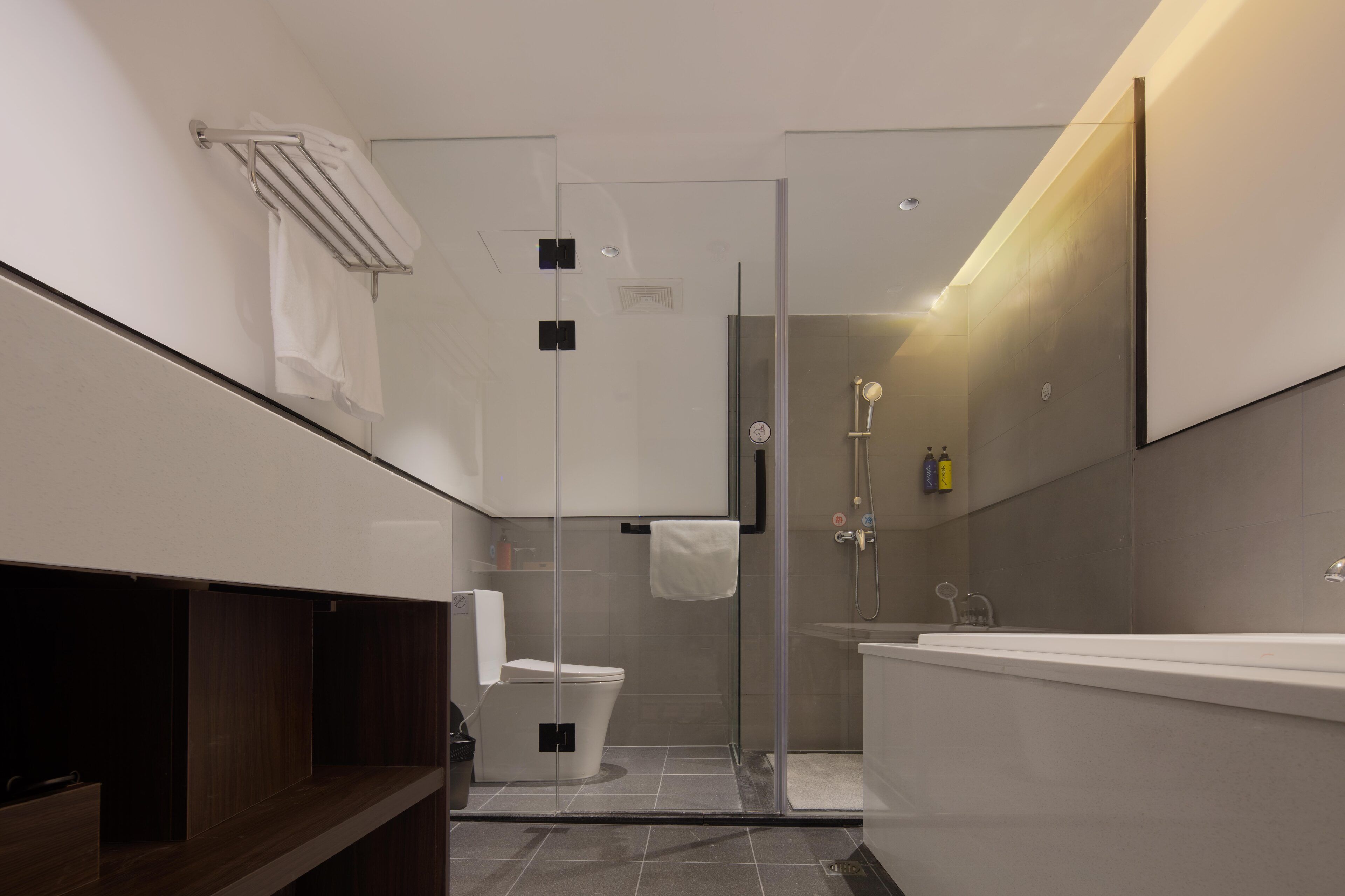 Doppia Luxury, vista città | Bagno | Doccia, set di cortesia gratuito, asciugacapelli, pantofole