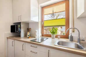 Fridge, microwave, oven, stovetop - Apartment 'Klein Und Fein' with Private Terrace, Private Garden and Wi-Fi (Edertal)