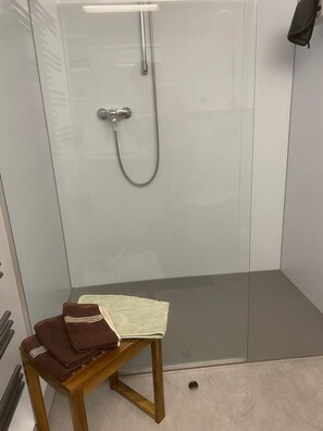 Dusch, hårtork och handdukar