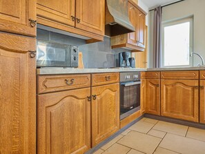 Kylskåp, mikrovågsugn, ugn och spishäll