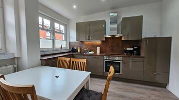 Kühlschrank, Mikrowelle, Ofen, Geschirrspüler