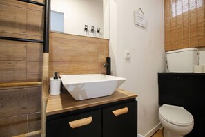 Dusj, hårføner og håndklær