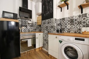 Kjøleskap, mikrobølgeovn, ovn og kaffetrakter/tekoker