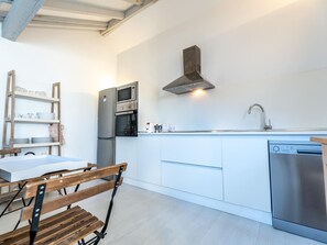 冷蔵庫、電子レンジ、オーブン、コンロ