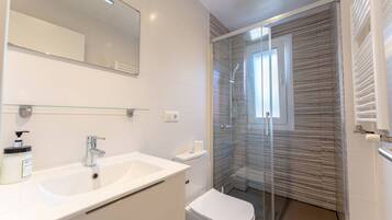 Een haardroger, handdoeken