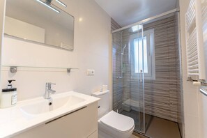 Sèche-cheveux, serviettes fournies