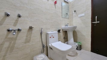 Deluxe-Zimmer, Balkon, Bergblick | Badezimmer | Kostenlose Toilettenartikel, Hausschuhe, Handtücher, Seife