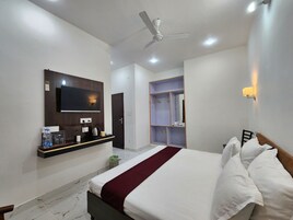 Deluxe Double Room, Balcony | Iron/ironing board, free WiFi