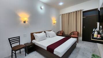 Deluxe Double Room, Balcony | Iron/ironing board, WiFi (free)
