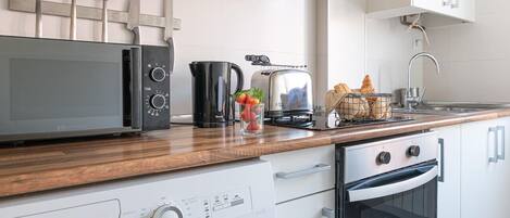 Réfrigérateur, micro-ondes, four, cafetière/bouilloire